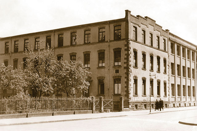 1937 - OPRICHTING VAN HET BEDRIJF